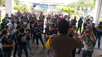 Heboh Isu Pengurangan Personil, Ratusan Satpol PP Manado Bademo di Kantor Walikota