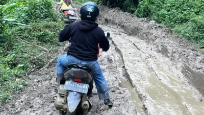 Warga Latoma Keluhkan Jalan Rusak, Pilkada 2024 Terancam