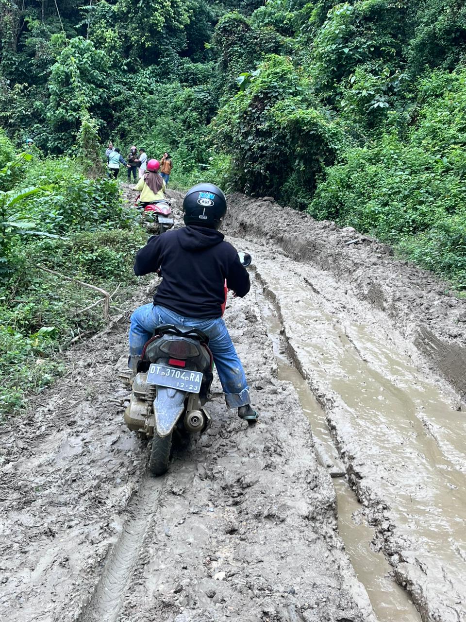 Warga Latoma Keluhkan Jalan Rusak, Pilkada 2024 Terancam